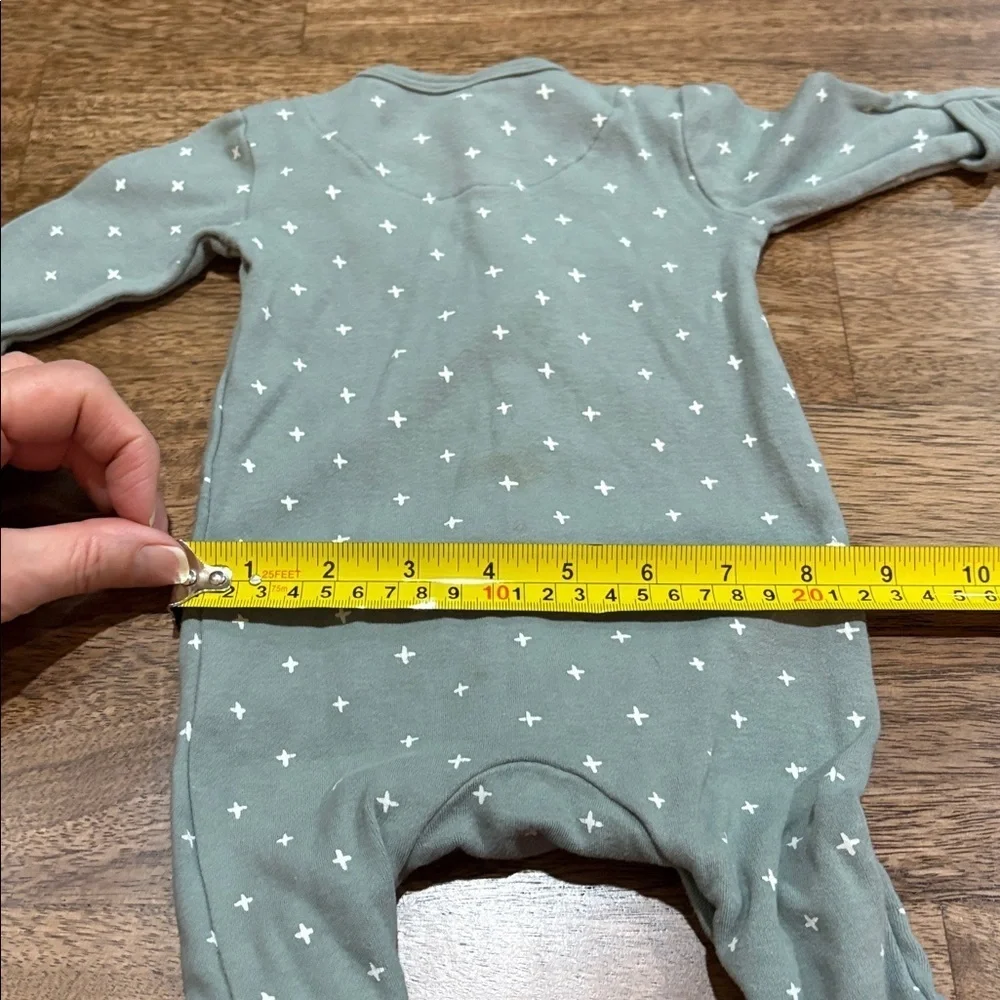 Q by Quincy Mae. Sleeper. Pajamas. Footed. Snaps up. 0-3 months